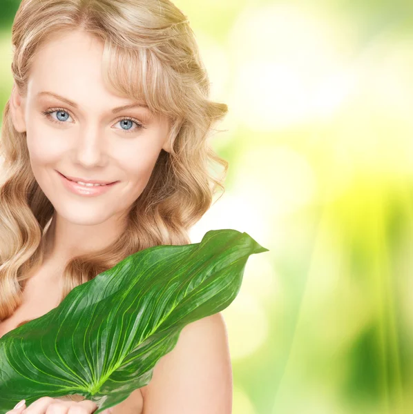 Frau mit grünem Blatt — Stockfoto