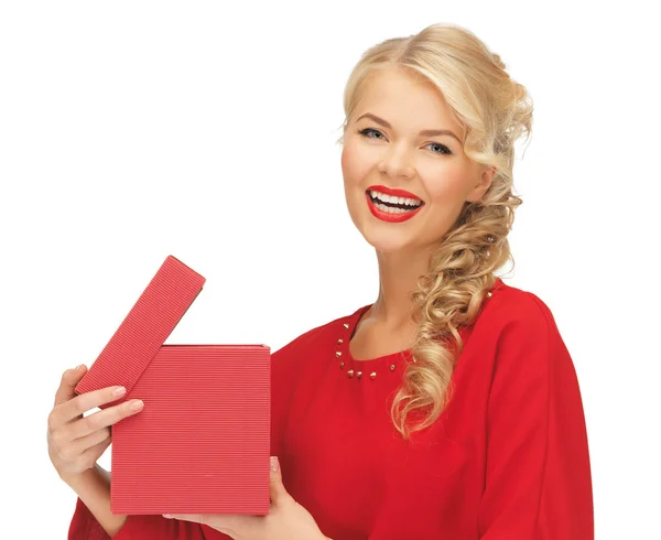 Piękne kobiety w czerwonej sukience z otworzył pudełko — Zdjęcie stockowe