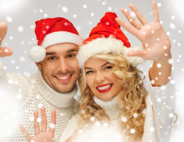 Coppia di famiglie in maglioni e cappelli di Babbo Natale — Foto Stock