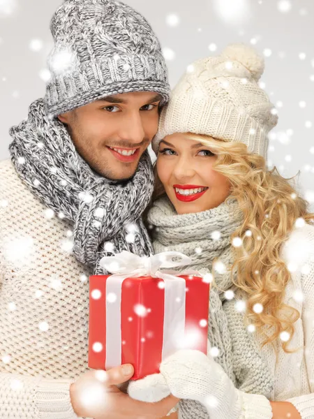 Романтична пара в светрах з подарунковою коробкою Ліцензійні Стокові Фото