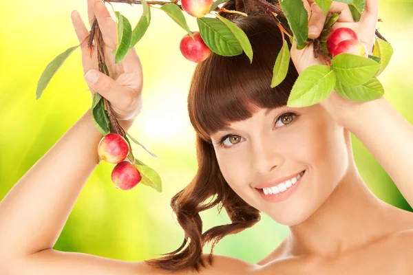 Mujer encantadora con ramita de manzana — Foto de Stock