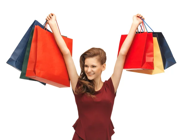 Adolescente chica en vestido rojo con bolsas de compras — Foto de Stock