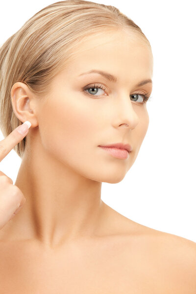 Femme pointant vers l'oreille — Photo