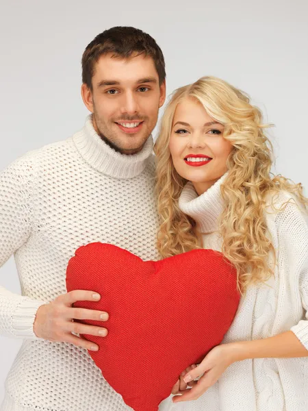 Couple de famille dans un pull avec coeur — Photo