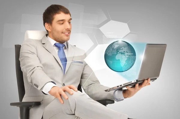 Geschäftsmann mit Laptop und virtuellen Bildschirmen — Stockfoto