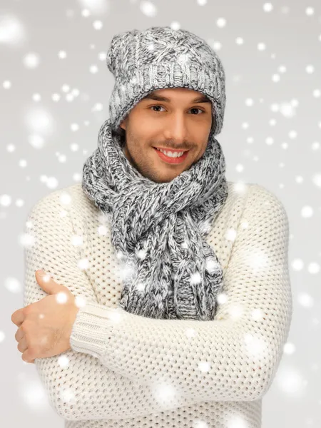 Yakışıklı bir adam sıcak kazak, şapka ve atkı — Stok fotoğraf