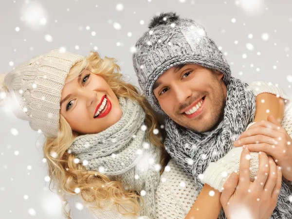 Familie paar in een winterkleren — Stockfoto