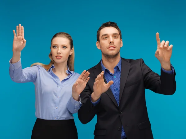 Hombre y mujer trabajando con algo imaginario — Foto de Stock