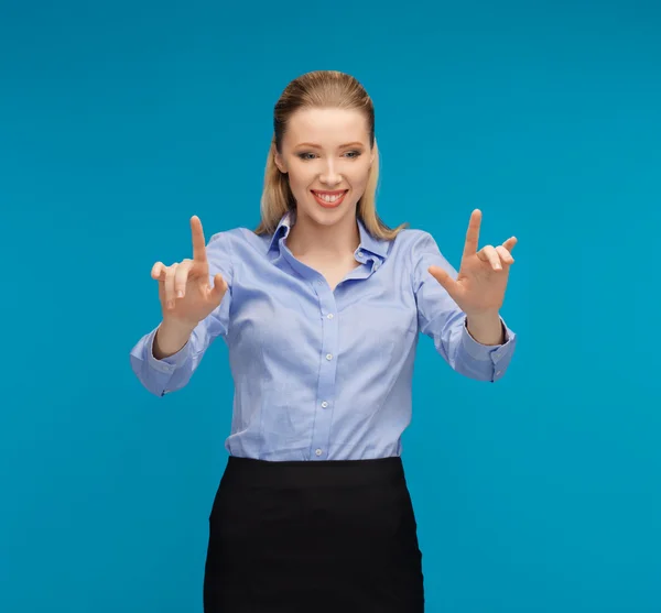 Mujer trabajando con algo imaginario — Foto de Stock