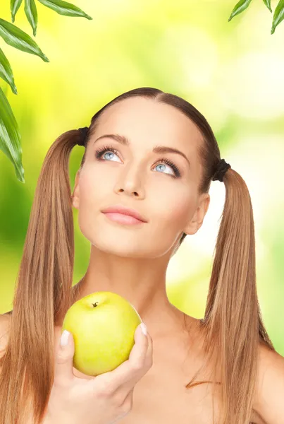 Jeune belle femme avec pomme verte — Photo