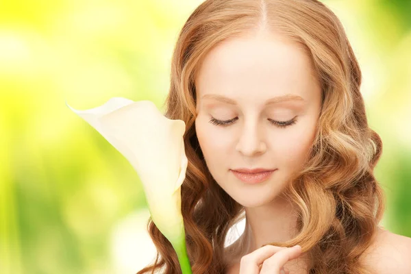 Hermosa mujer con flor de calla — Foto de Stock