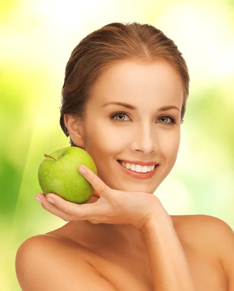 Молода красива жінка з зеленим яблуком — стокове фото