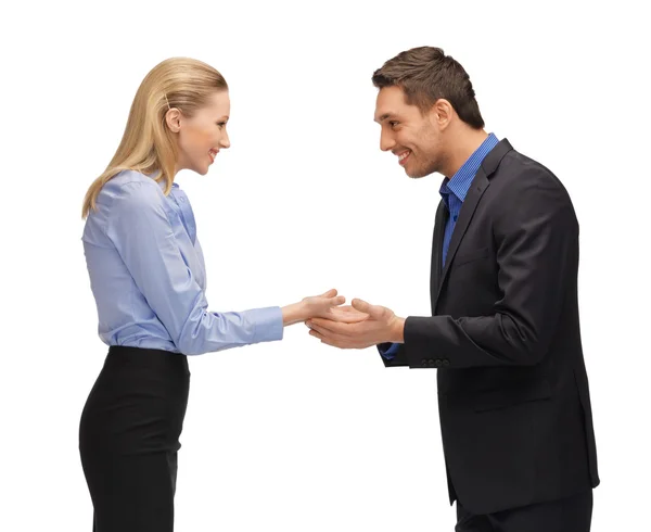 Man och kvinna visar något på handflatorna — Stockfoto