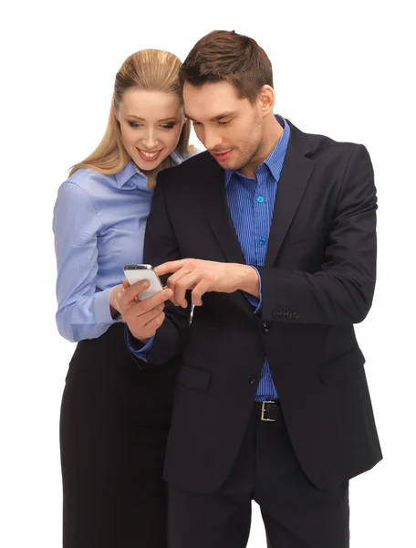 Homme et femme lisant des sms — Photo