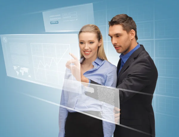 Homem e mulher trabalhando com telas de toque virtuais — Fotografia de Stock
