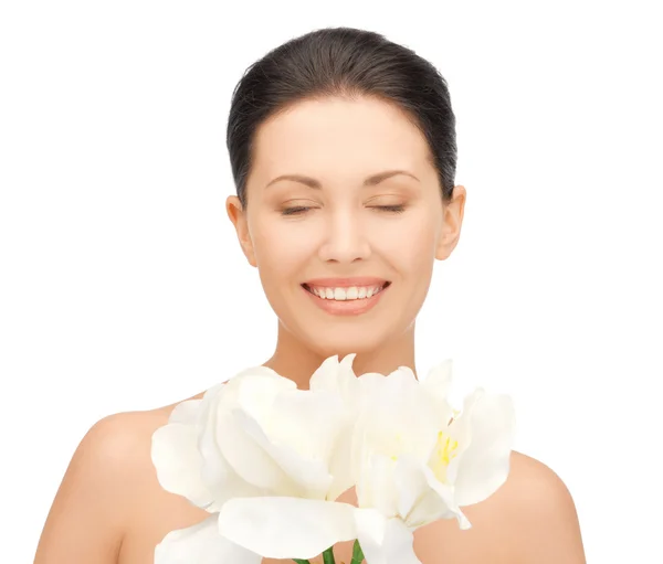 Mujer encantadora con flor de orquídea — Foto de Stock