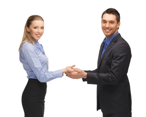 Uomo e donna che mostrano qualcosa sui palmi delle mani — Foto Stock