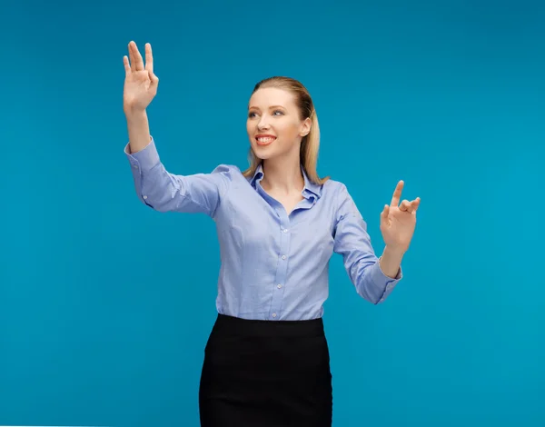 Vrouw die werkt met iets imaginaire — Stockfoto