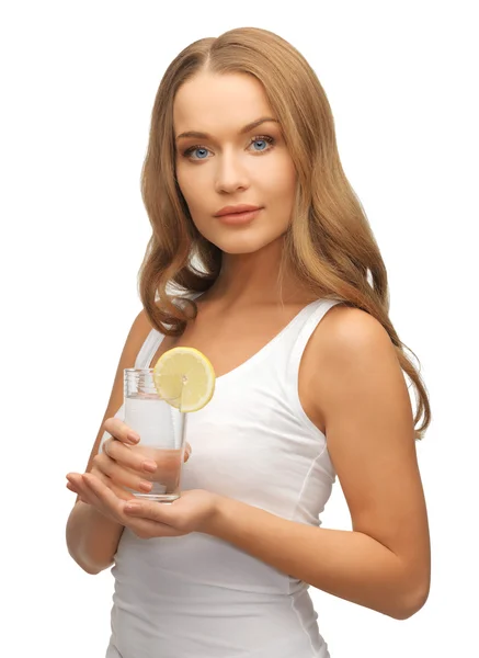 Frau mit Zitronenscheibe auf Glas Wasser — Stockfoto