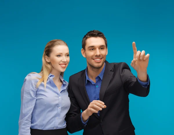 Hombre y mujer trabajando con algo imaginario —  Fotos de Stock