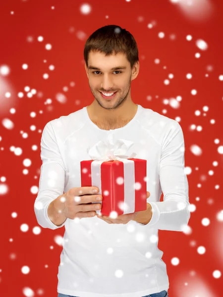 Hombre guapo con un regalo — Foto de Stock