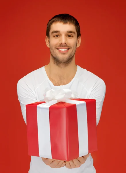 Knappe man met een cadeau — Stockfoto