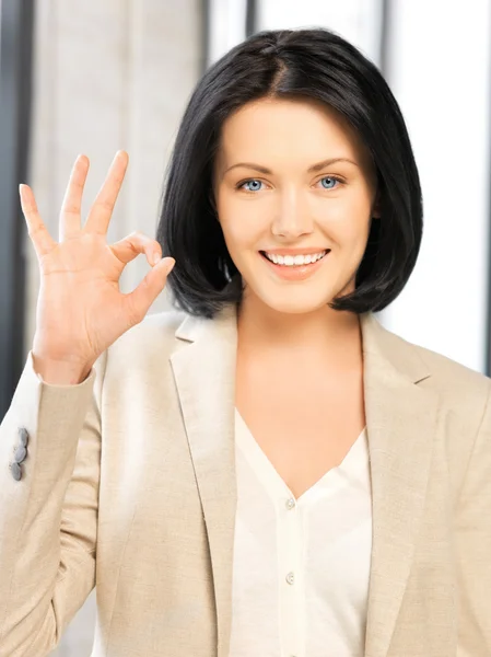 Jonge vrouw tonen ok teken — Stockfoto