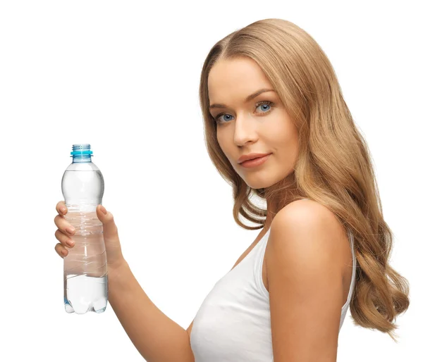 Junge schöne Frau mit Flasche Wasser — Stockfoto