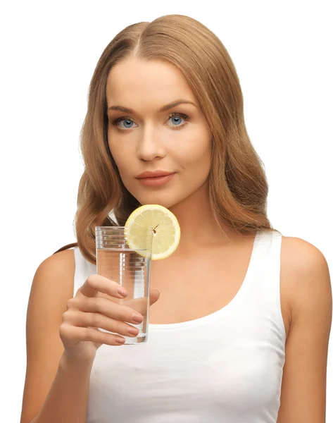 물 잔에 레몬 조각으로 여자 — 스톡 사진