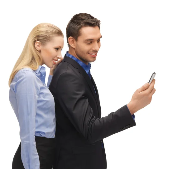 Hombre y mujer leyendo sms — Foto de Stock