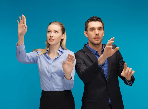 Hombre y mujer trabajando con algo imaginario — Foto de Stock