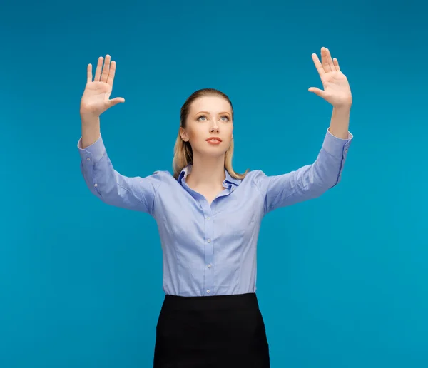 Mujer trabajando con algo imaginario — Foto de Stock