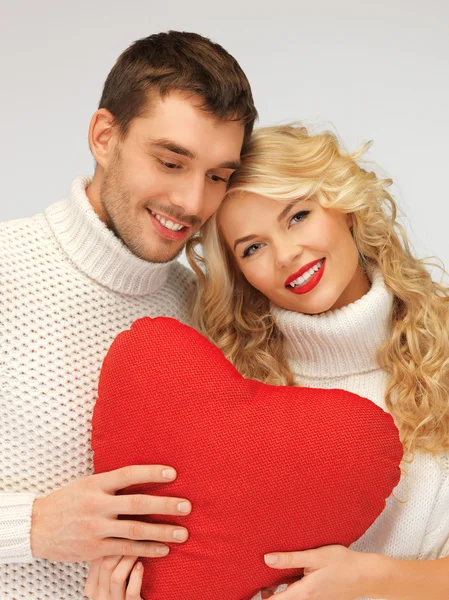 Οικογενειακή ζευγάρι σε ένα πουλόβερ με καρδιά — Φωτογραφία Αρχείου