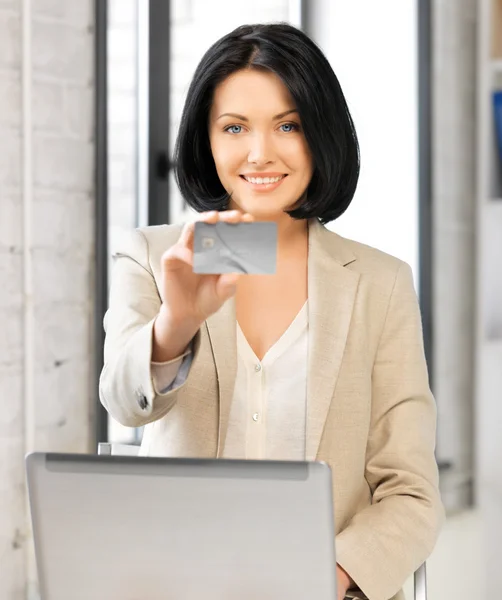 Mujer feliz con ordenador portátil y tarjeta de crédito — Foto de Stock