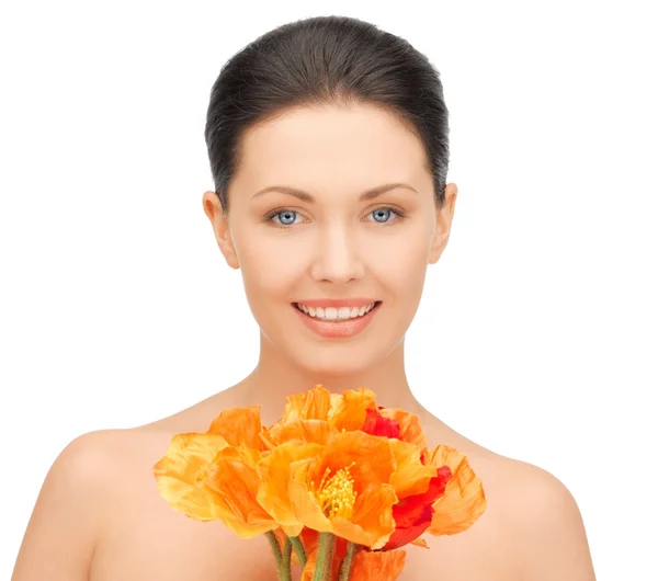 Frau mit roten Blumen — Stockfoto