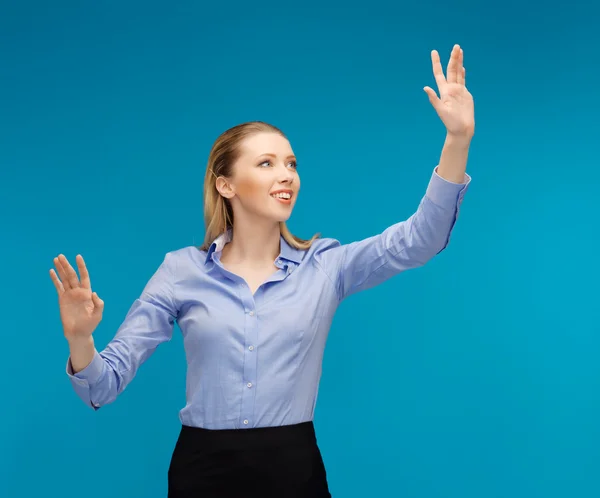 Vrouw die werkt met iets imaginaire — Stockfoto