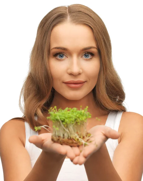 Kobieta z zielonej trawy na dłoniach — Zdjęcie stockowe