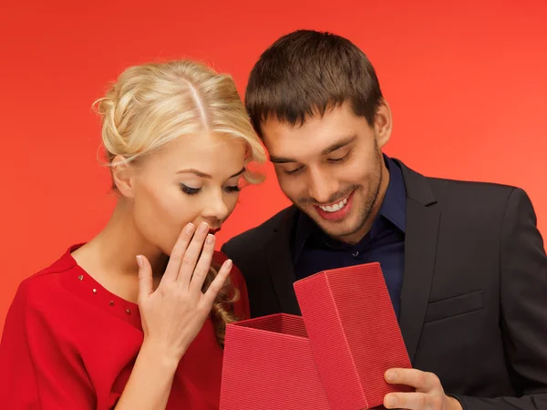 Homme et femme regardant à l'intérieur de la boîte cadeau — Photo