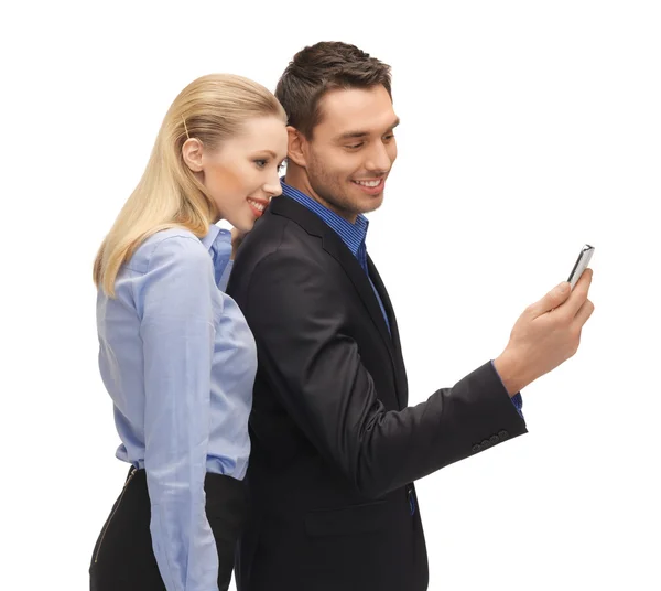 Man en vrouw leest sms — Stockfoto