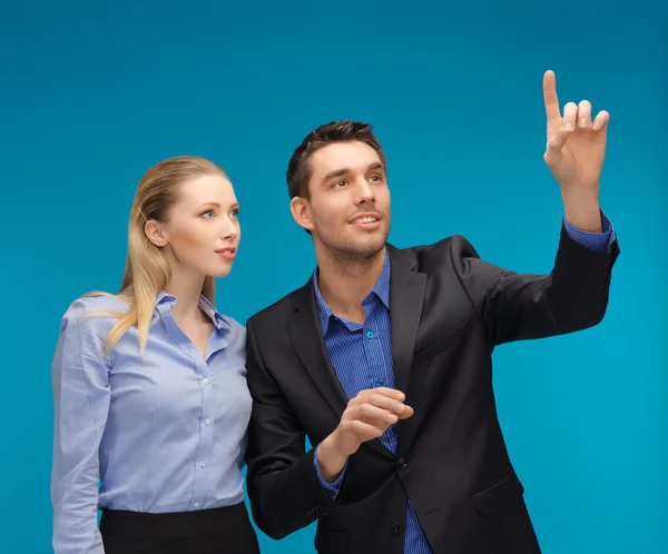 Hombre y mujer trabajando con algo imaginario — Foto de Stock