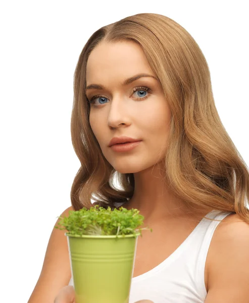 Vrouw met groen gras in pot — Stockfoto