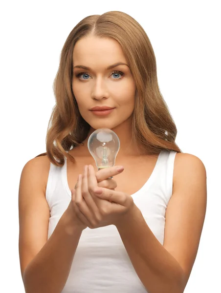 Femme avec ampoule à économie d'énergie — Photo