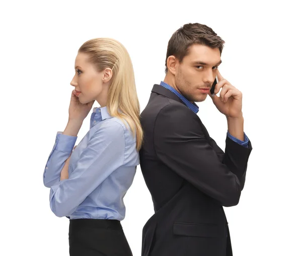 Homem e mulher com telefones celulares — Fotografia de Stock