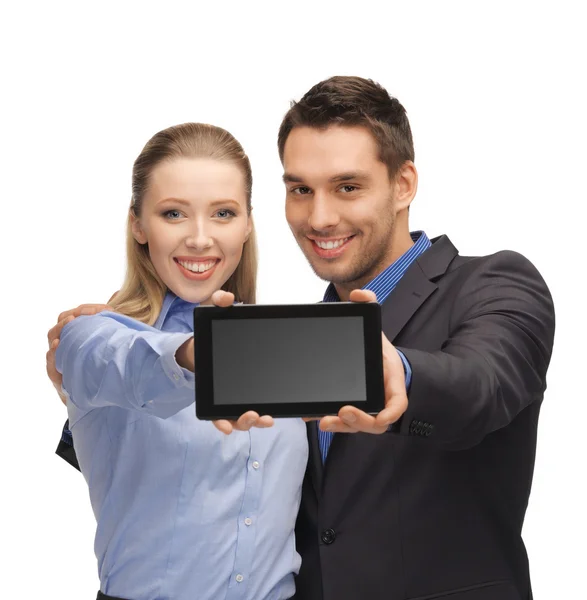 タブレットPCを持つ男性と女性は — ストック写真