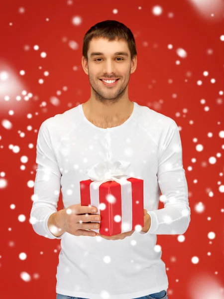 Homem bonito com um presente — Fotografia de Stock