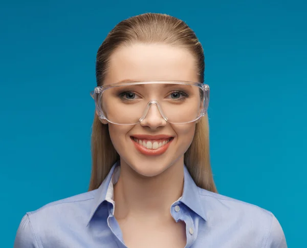 Zakenvrouw in beschermende bril — Stockfoto