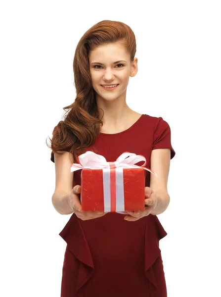 Nastoletnia dziewczynka w czerwonej sukience z pudełko — Zdjęcie stockowe