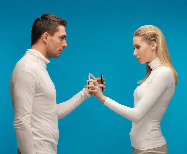 Mann und Frau mit modernen Gadgets — Stockfoto