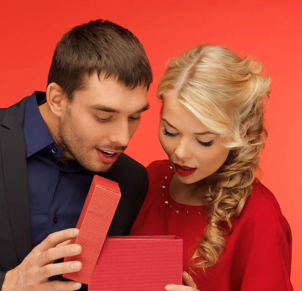 Hombre y mujer mirando dentro de la caja de regalo — Foto de Stock