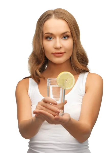 Frau mit Zitronenscheibe auf Glas Wasser — Stockfoto